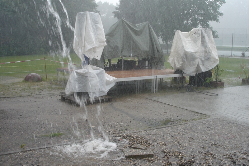 04.07.09 Das Sommerfest 2009 beginnt um 13.30 Uhr mit einem heftigen Regenguss
