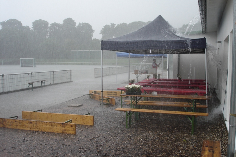 04.07.09 Die Anlage steht knöchelhoch unter Wasser - Carlo sichert das Pizzazelt