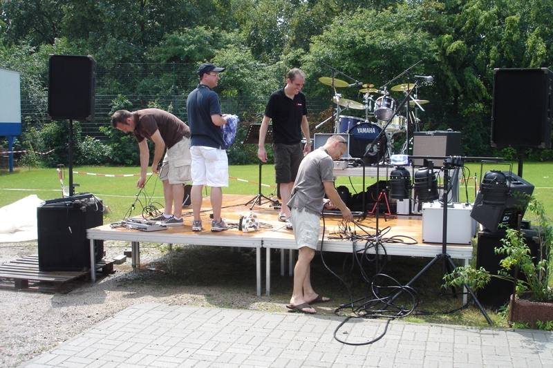 04.07.09 Unsere Elternhockey-Band Gnadenlos kann weiter Aufbauen ...
