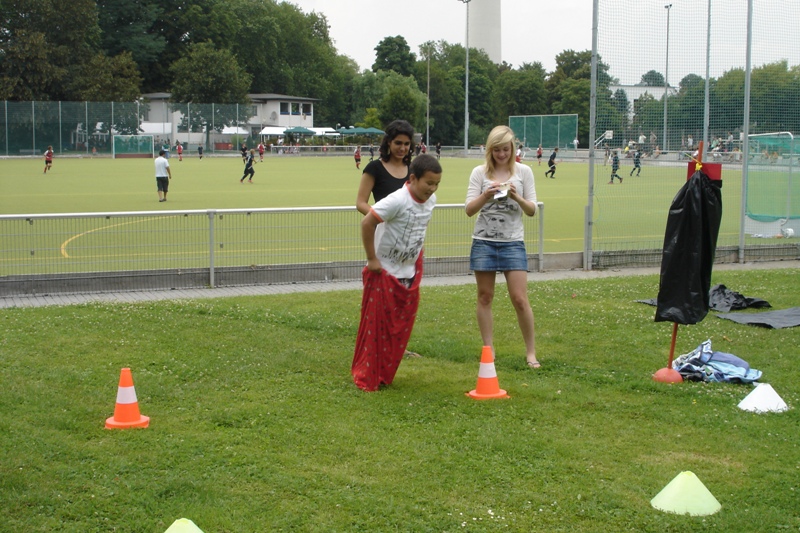 04.07.09 Nunu und Lara machen die Sackhüpfstation