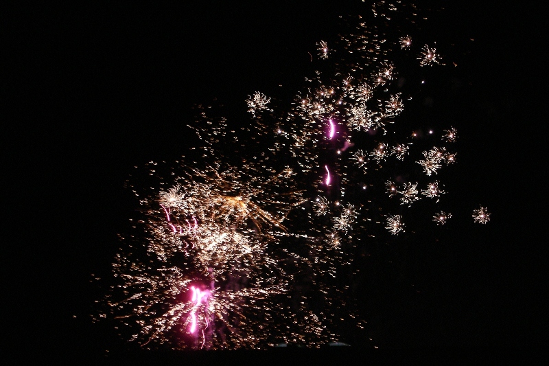04.07.09 Über der J&M-Arena Feuerwerk im Luisenpark