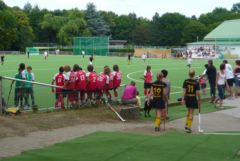 Pfingsten 2011 - Der neue Kunstrasen an der Halle mit Tribüne bewährt sich