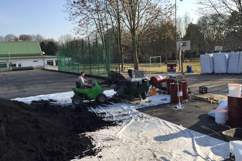 16.03.2015 Heute beginnt das Aufbringen der Ausgleichsschicht: Hier die Mischstation - schwarzes Gummireifen-Mahlgut wird mit Harz gemischt