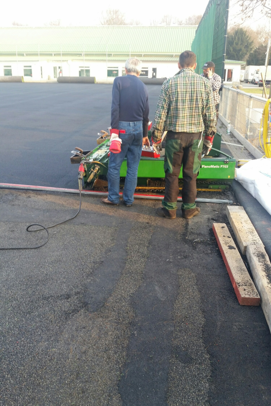 19.03.2015 Mit der kompakten Maschine kann auch auf engen Flächen gearbeitet werden