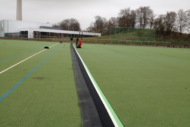 26.03.2015 Bahn für Bahn wird neu verklebt