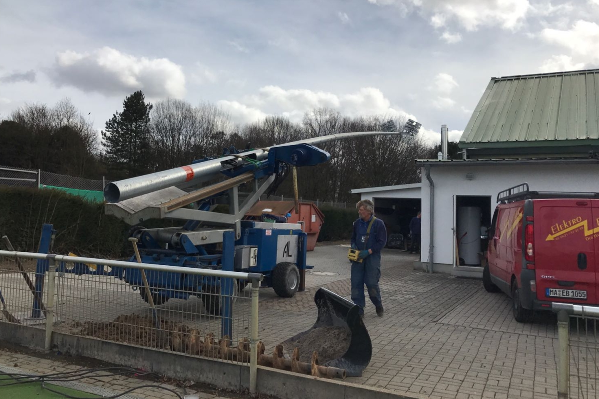 28.02.17 Die LED-Strahler sind am Mast bereits vormontiert