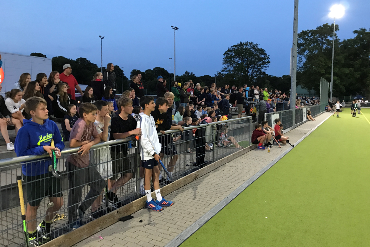 Zuschauerandrang beim Trainer-/Betreuerspiel am Sonntagabend