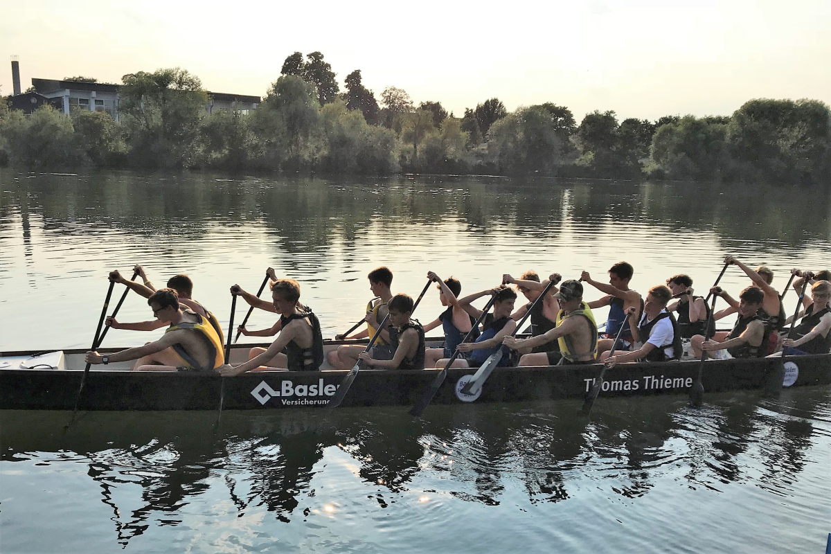 A-Knaben beim Drachenbootfahren auf dem Neckar am 23