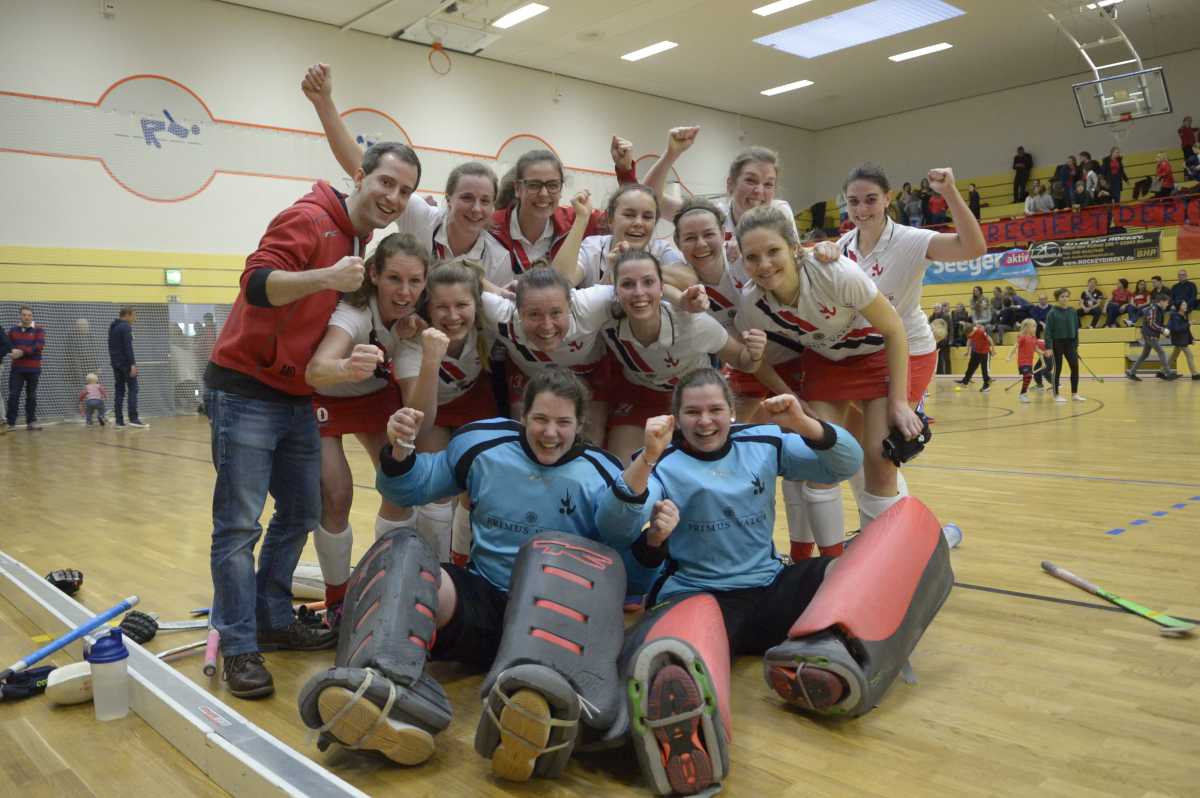 Damen nach dem DM-Viertelfinalsieg beim Berliner HC am 19.01.2019
