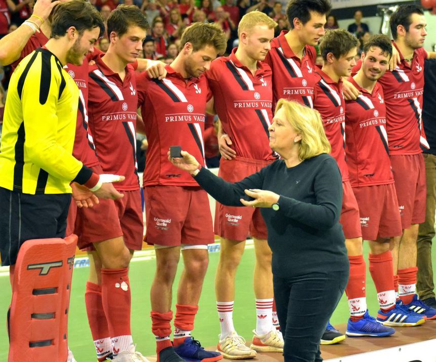 Hallen-DM-Vizemeister TSVMH bei der Siegerehrung mit NRW-Ministerpräsidentin Hannelore Kraft am 27.01.2019 (Foto H.Siegert) 