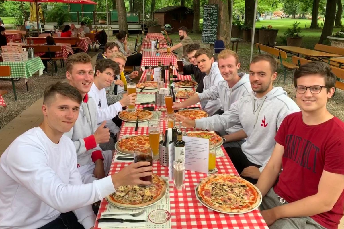 Die Zwaedd bei der verdienten Pizza nach dem Auswärtssieg in Ulm am 16. Juni 2019