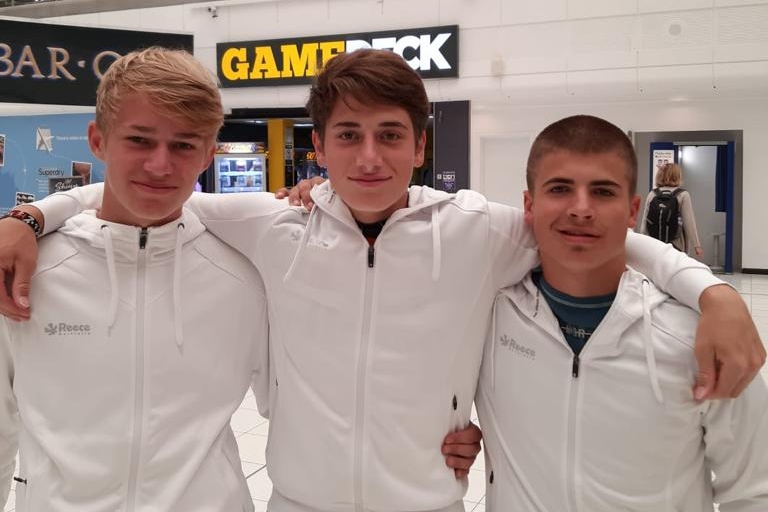 Die drei U16-Nationalspieler des TSVMH in England: Linus Beckerbauer, Jakob Brilla und Philipp Wossidlo
