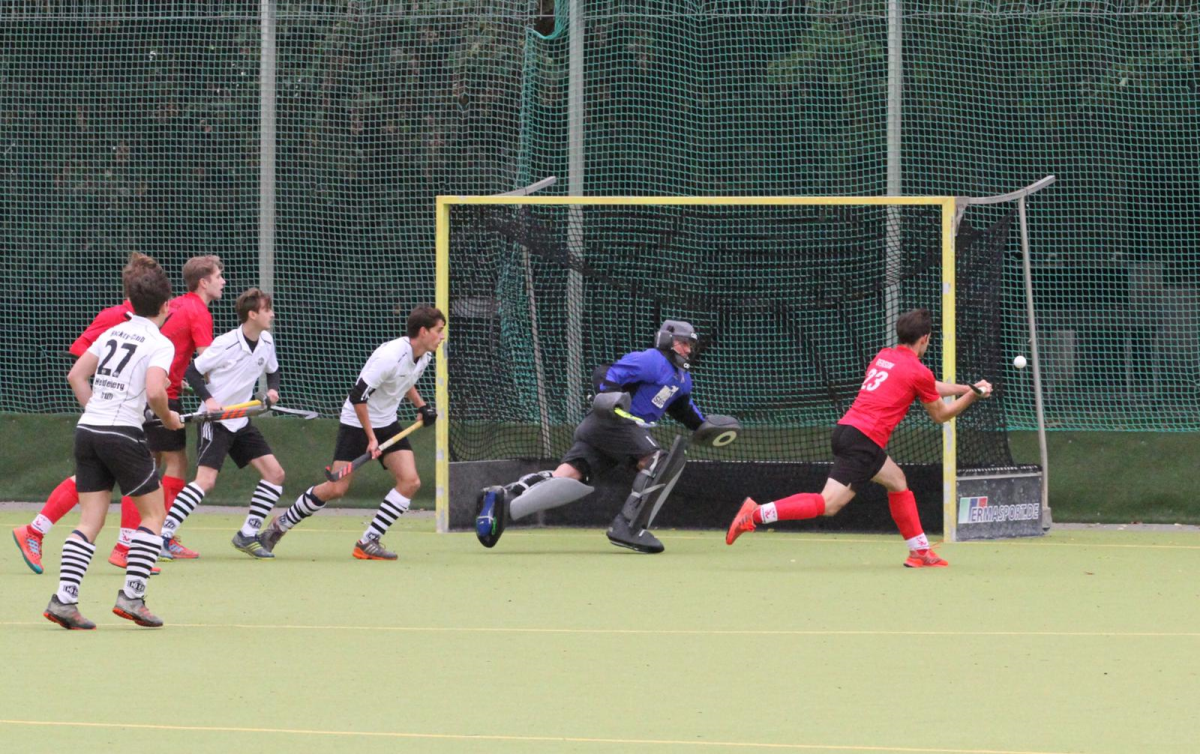 Robert Benson erzielt per Volley das 1:0 gegen den HC Heidelberg am 05.10.2019