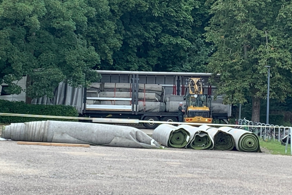 30.06. die aufgerollten Bahnen, werden zum Abtransport aufgeladen