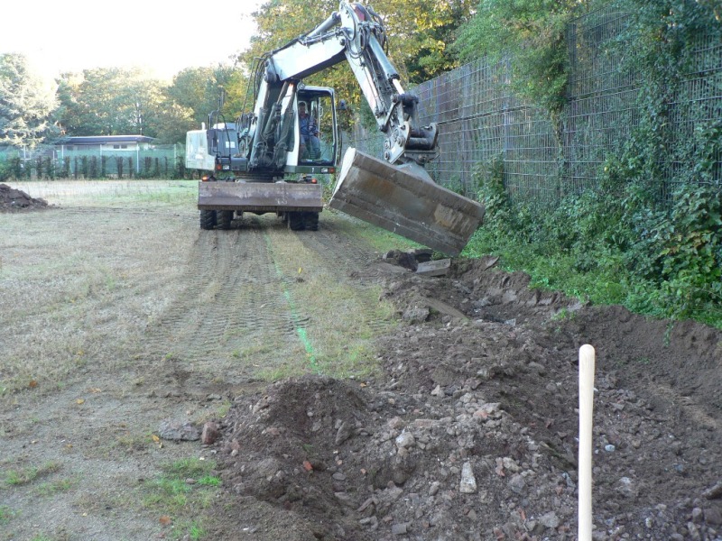 24.10.06 Baubeginn mit Aushub der Fundamentgräben
