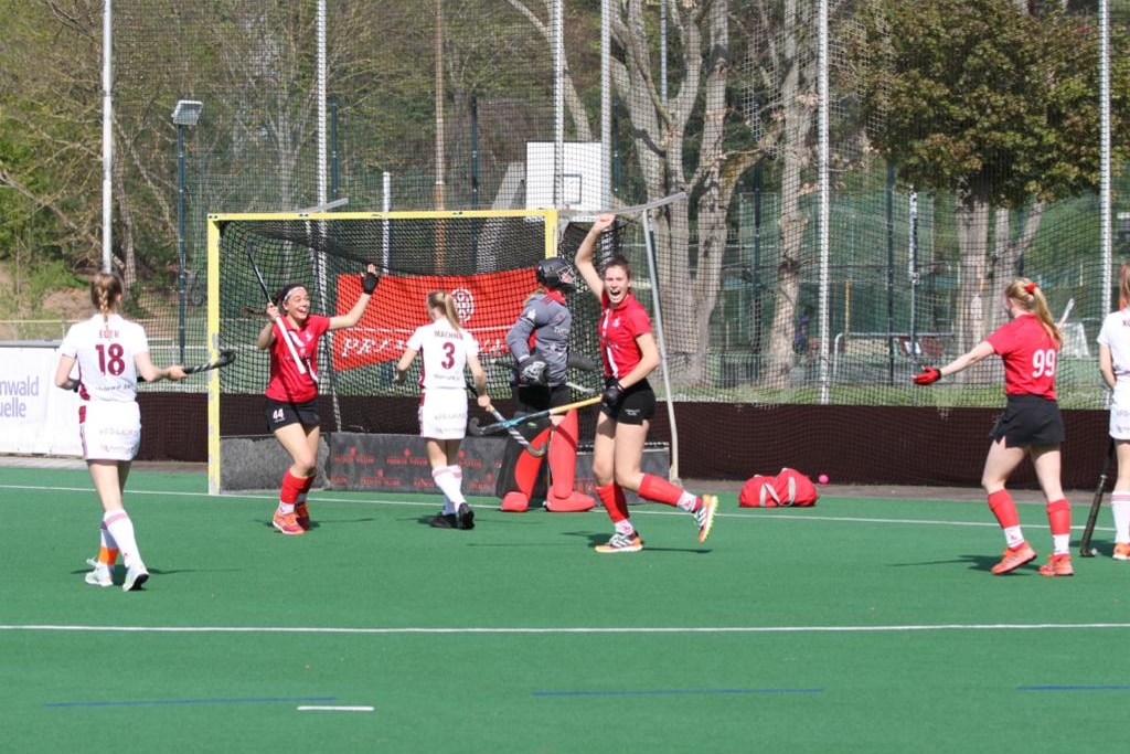 Laura Pfaff (Bildmitte) beim Torjubel nach Treffer zum 2:0 gegen Nürnberg 