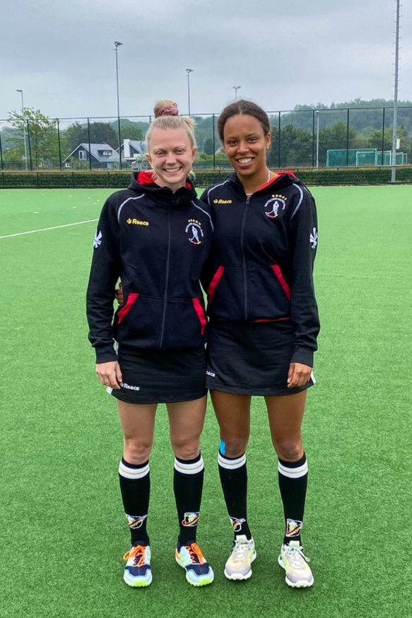 Tara Duus (r) mit U21-Teamkollegin Verena Neumann vom MHC beim Lehrgang mit Länderspielen gegen NL in Moers/Venlo 