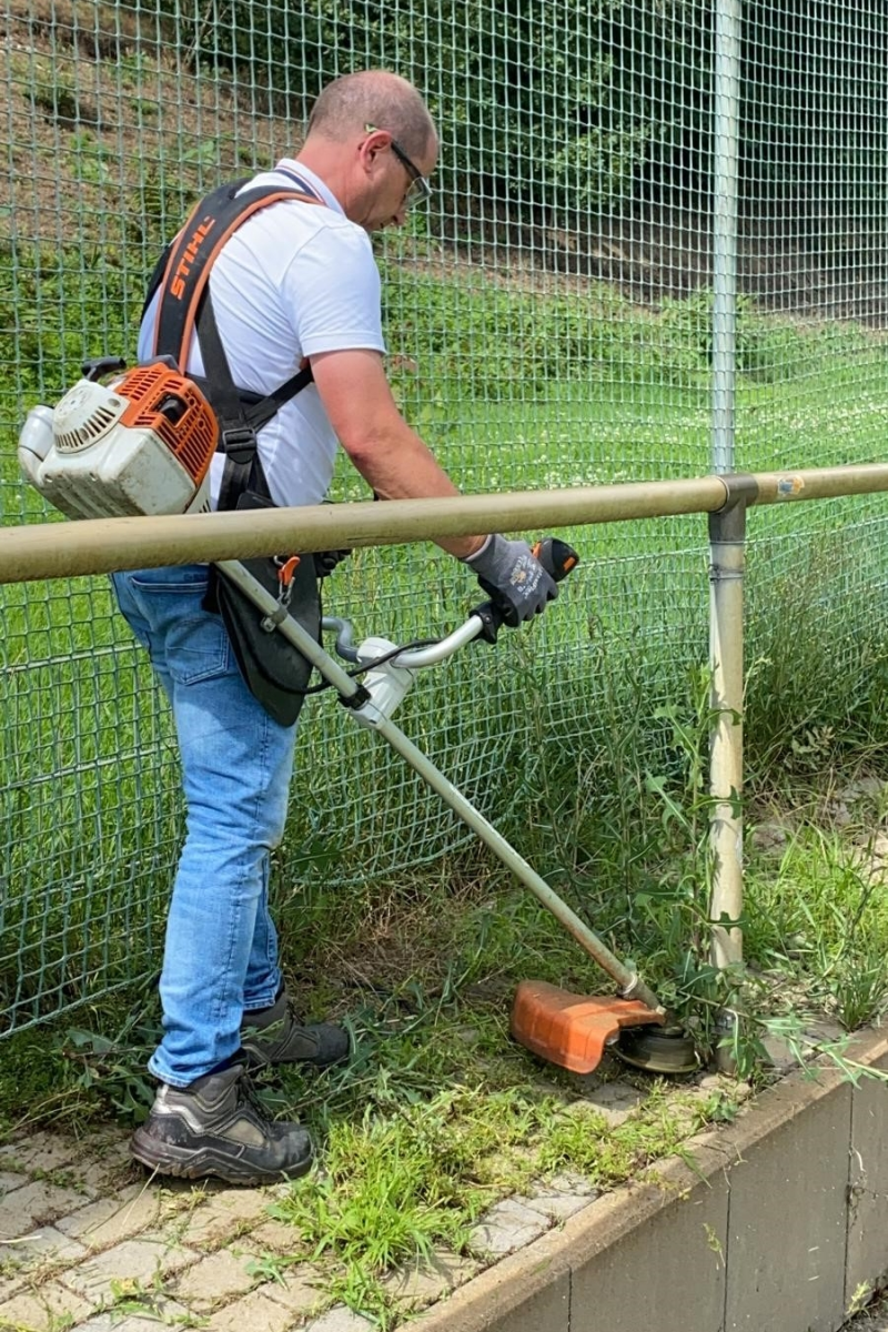 Achim Weiher mit Motorsense vs. wuchernde Natur