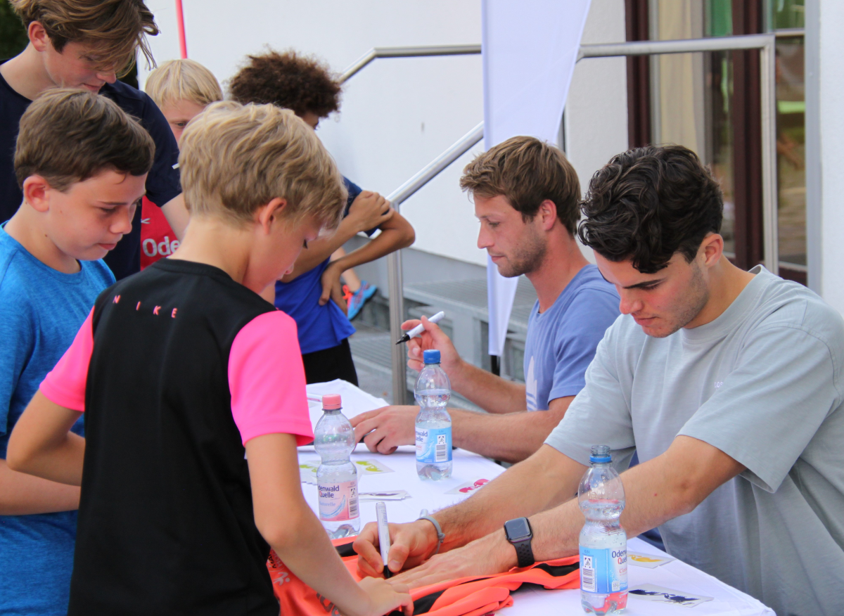 Alex Stadler und Paul Kaufmann beim Autogramme schreiben