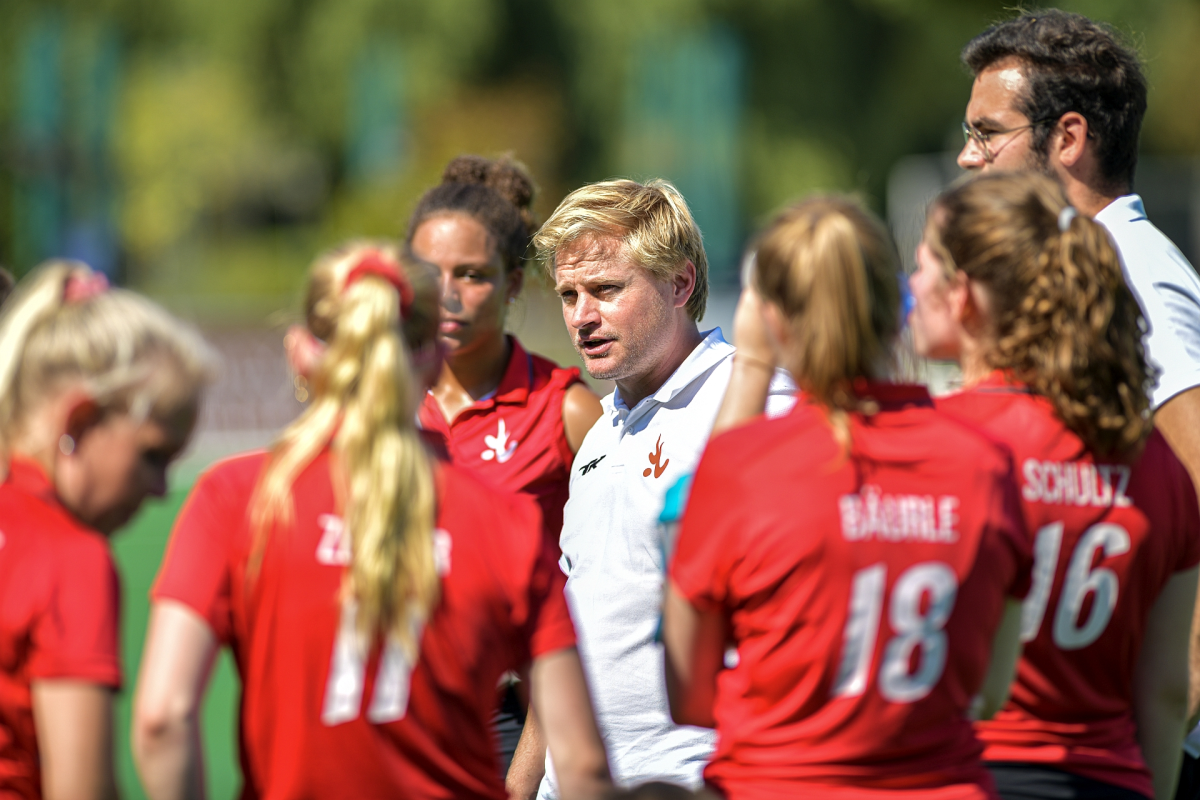 Trainer Carsten Müller im Kreis seiner Damen - Archivszene vom 05.09.2021 (c) Fabian Matalla