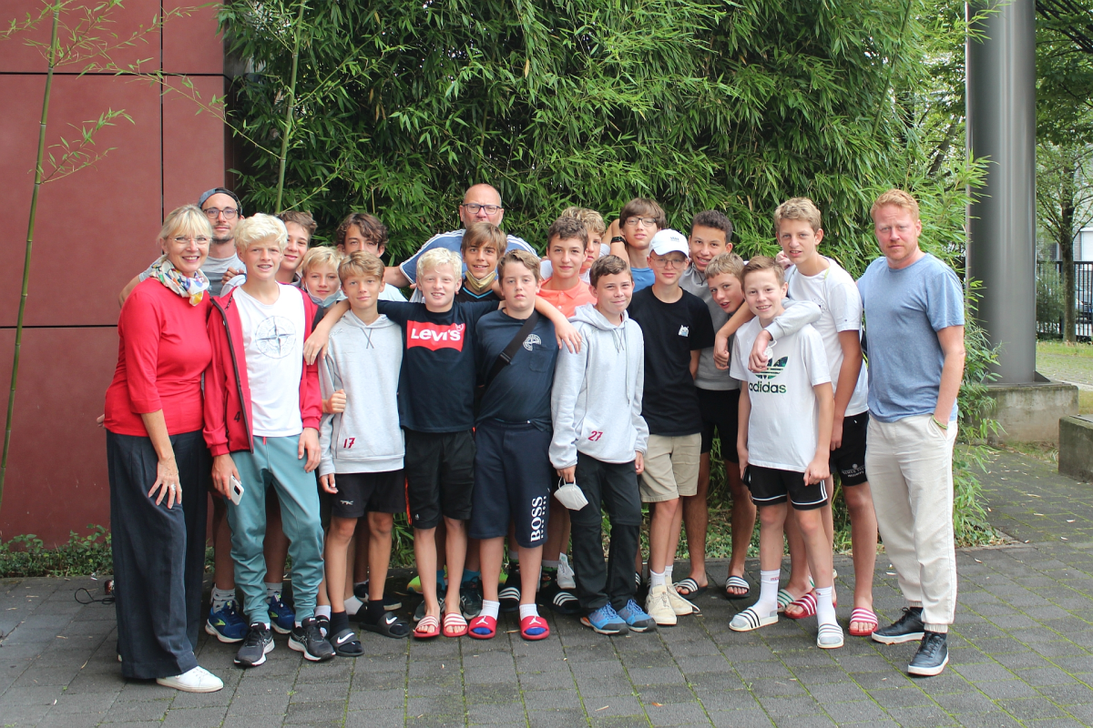 MU14 mit Trainer und Betreuern beim Abschied vom Trainingslager in Köln 