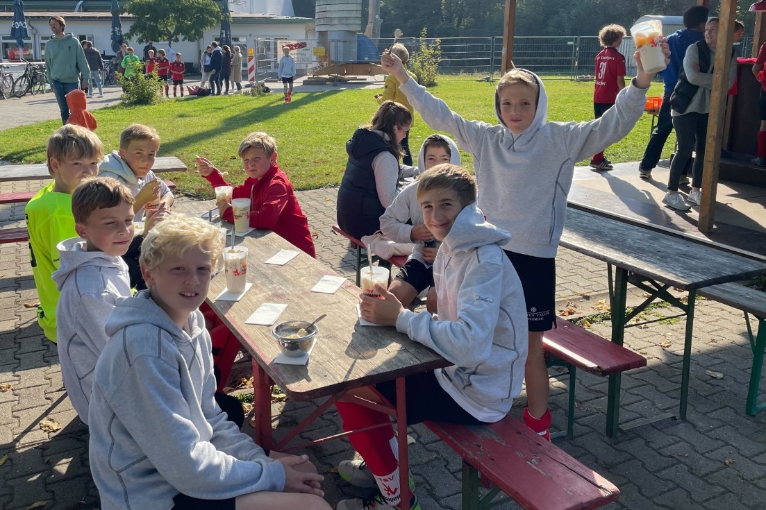 Männliche U12 bei der Stärkung während der HBW-Zwischenrunde beim TSVMH am 10.10.2021