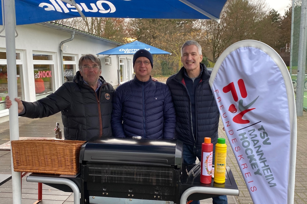 Freundeskreis-Vorstand (Achim, Clemens, Bernhard) bei einer Grillaktion im Herbst 2019