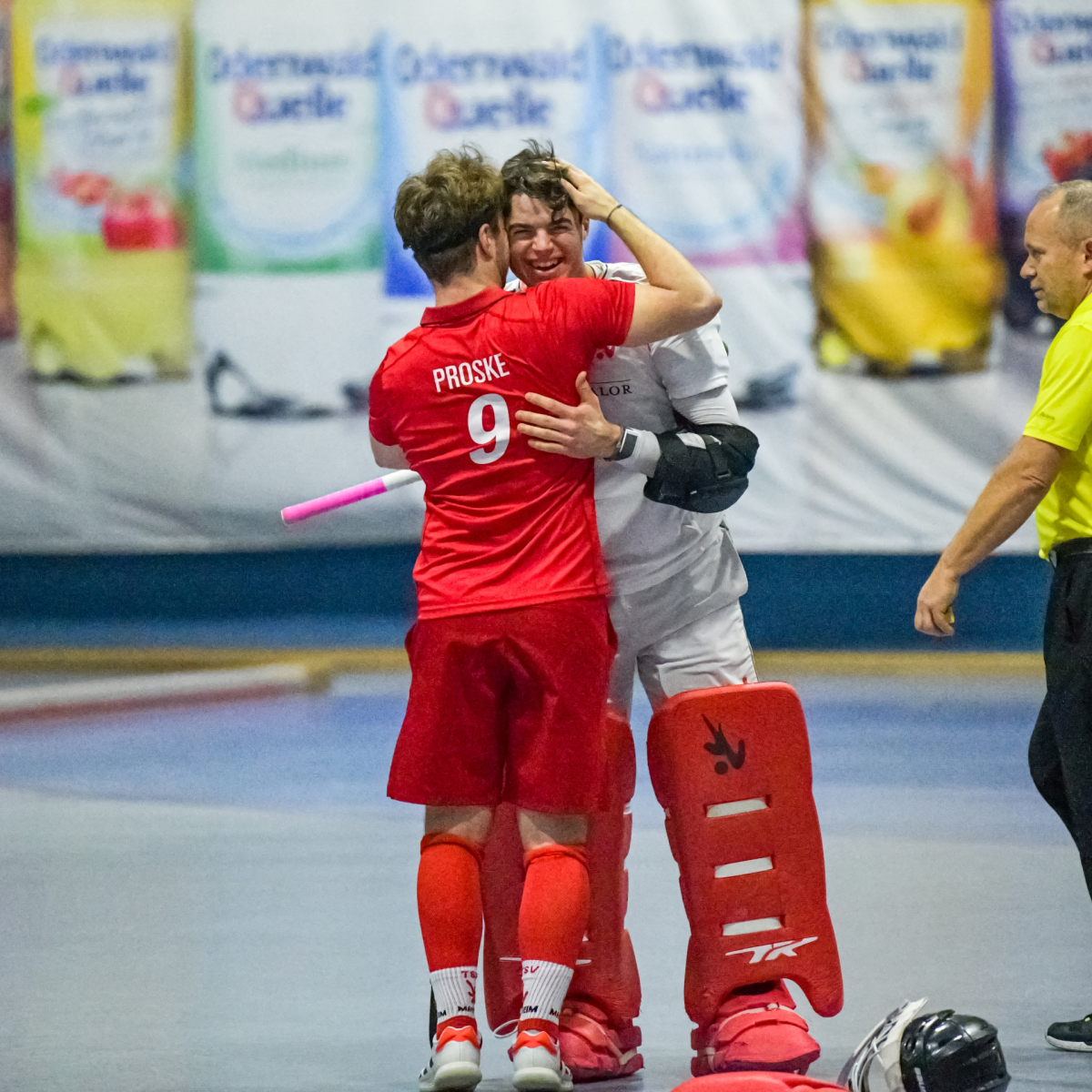 Man of the Match Goali Alex Stadler und Nico Proske feiern den Derbysieg am 3. Dezember 2021 (C) F. Matalla 