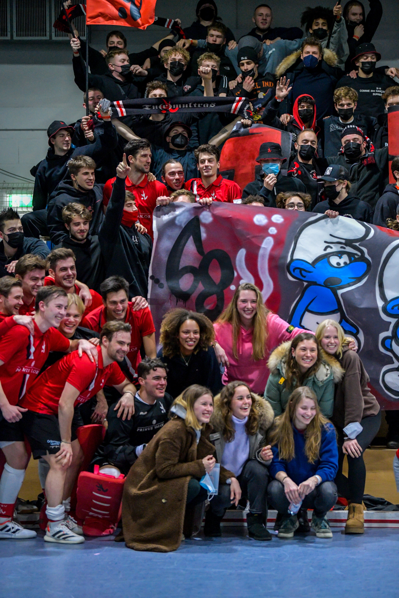 Teams und Fans beim Doppelderbysieg am 19.12.2021