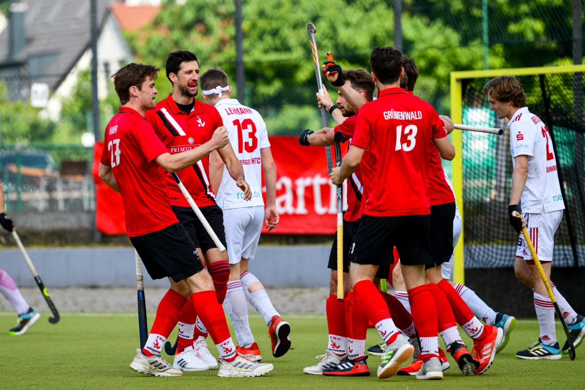 Tigers beglückwünschen den Torschützen zum 1:0 Nico Proske