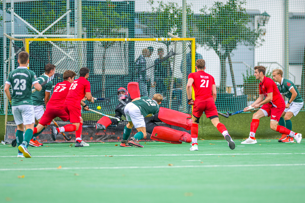 Der starke Tgers-Goalie Emiliano Bosso machtlos gegen Henrik Mertgens, Mülheim am 11.09.2022 (C) F. Matalla