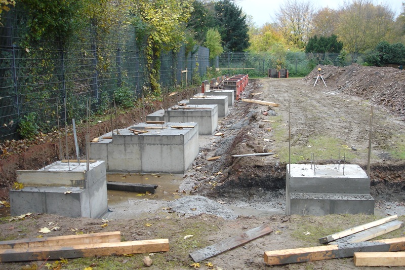 14.11.06 Fundamente für das tragende Stahlgerüst an der Parkseite