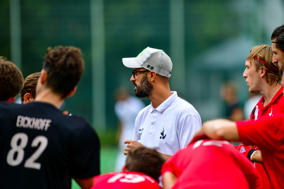 Tigers-Coach Hector Martinez im Kreis seiner Spieler (Archiv (c) F. Matalla) 