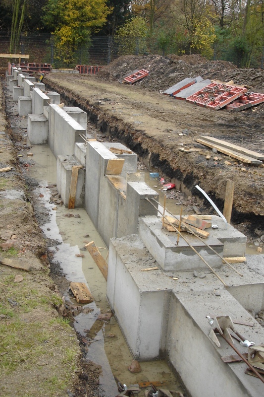 23.11.06 Die Stirnseite zum Tennisplatz hin ist fertig