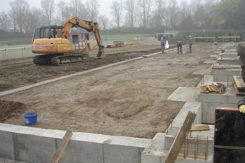 28.11.06 Beim Anbau beginnt schon der nächste Schritt: Einmessen der Abwasserrohre
