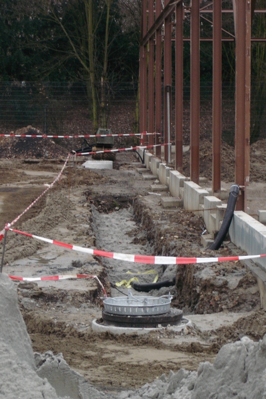 15.02.07 Ringsum wurde ein Kanal fürs Regenwasser eingegraben