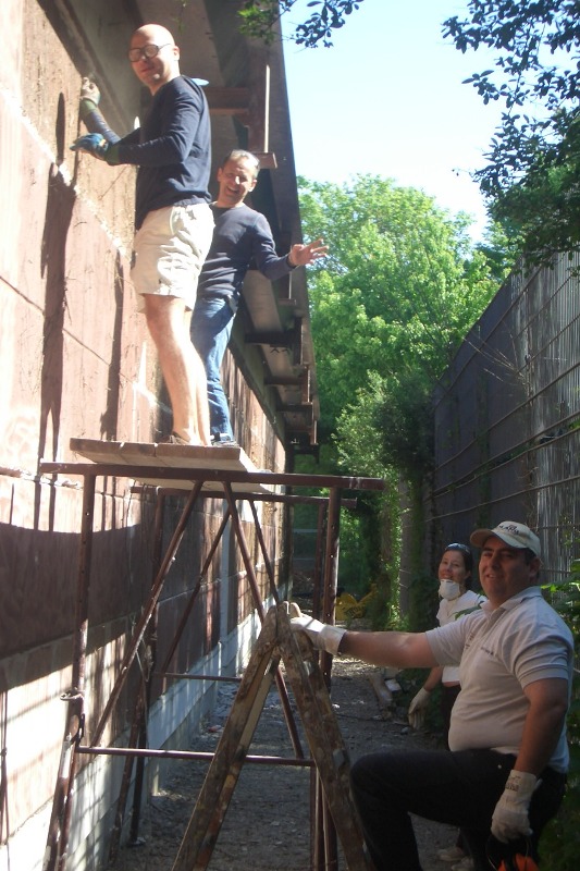 21.04.07 Die Hallen-Rückwand wurde von Efeuresten befreit
