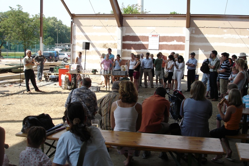 28.04.07 Unser Architekt Herr Arif bei seiner Ansprache