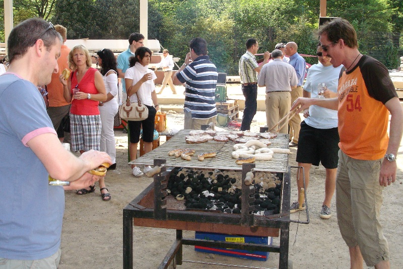 28.04.07 Gegrilltes als Stärkung für das folgende Damenspiel