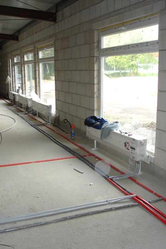 26.09.07 Elektro- und Sanitär sind vorbereitet - morgen kommt der Estrich