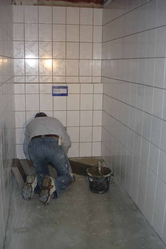 11.10.07 Fliesenleger in der Gästetoilette