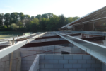 17.04.07 Am Anbau ist die Dach-Unterkonstruktion eingebaut (Anklicken für vergrösserte Ansicht)